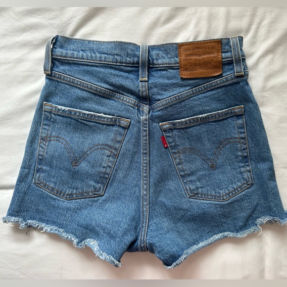 Levi’s Ribcage Shorts - Picture 2 of 5